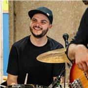 Professeur sud-ouest lyonnais titulaire du DE de batterie . Débutant à confirmé, apprentissage adapté